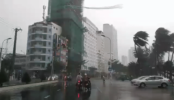 Bão đổ bộ vào Khánh Hòa, TP Nha Trang mưa to, gió lớn, nhiều nơi mất điện