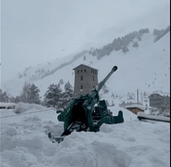 Thót tim với màn bắn pháo gây lở tuyết ở Nga