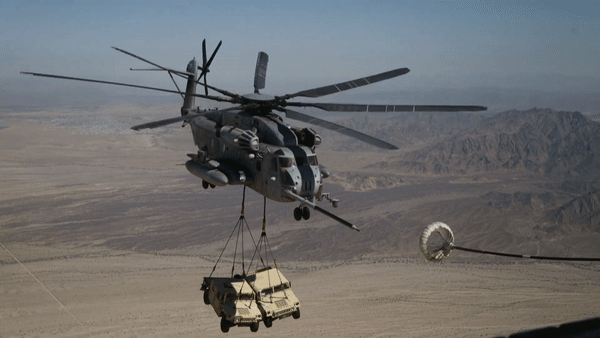 Trực thăng CH-53E có thể vừa nâng 2 xe chiến thuật vừa tiếp nhiên liệu trên không