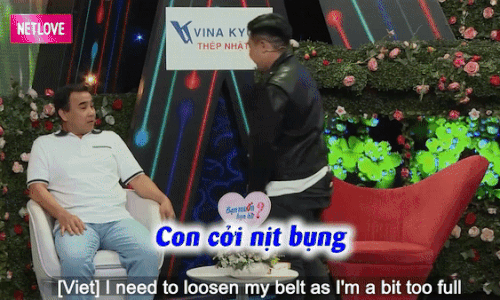 MC Quyền Linh và cô gái bật cười vì chàng trai xin phép cởi dây nịt bụng trên sân khấu
