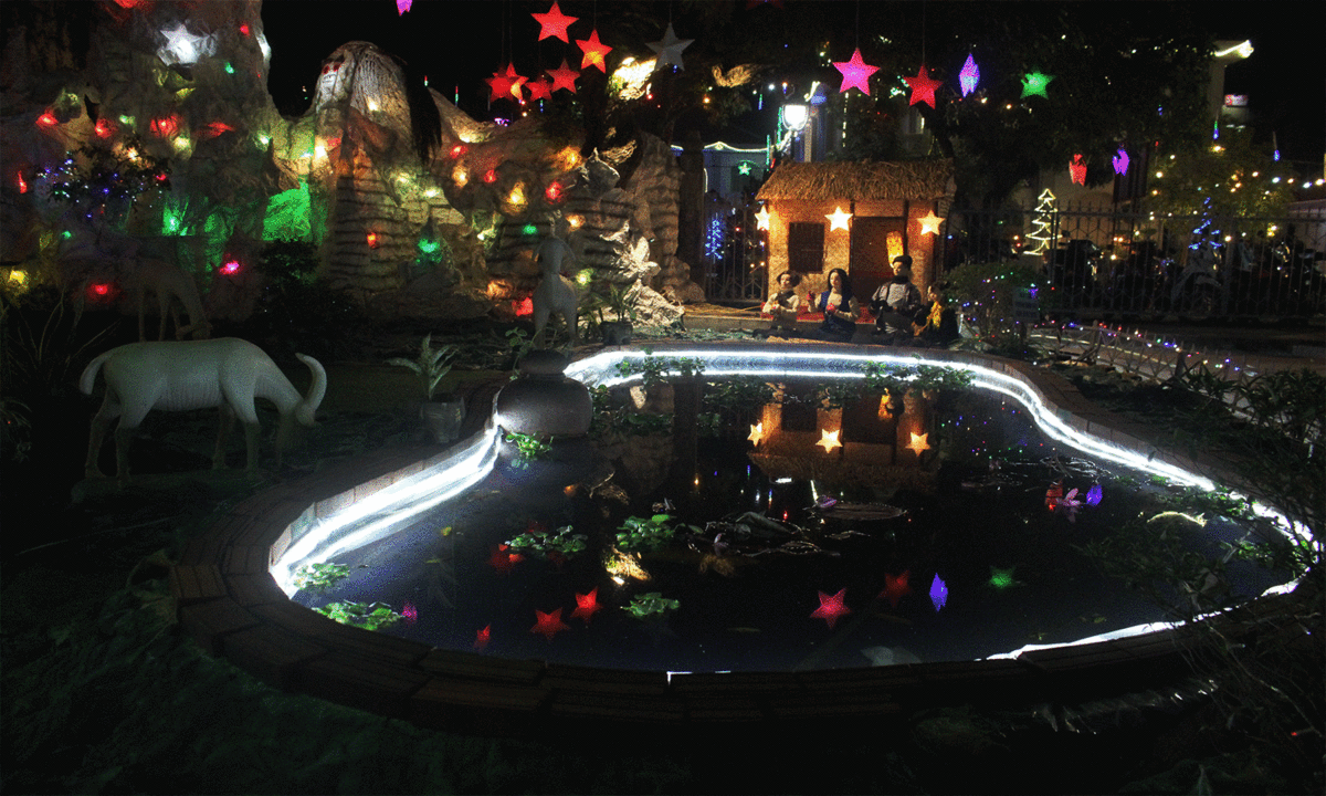 Khung cảnh Giáng sinh về đêm lộng lẫy của nhà thờ Phát Diệm 