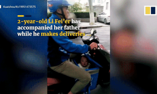 Cha shipper để con gái vào thùng hàng rồi mang đi làm gây xúc động
