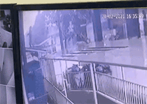 Netizen đồng loạt gửi lời cảm ơn anh “siêu nhân” chở hàng cứu bé gái rơi từ tầng 12 ảnh 1