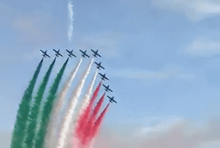 Chiến đấu cơ Italy trình diễn ngoạn mục, động viên tinh thần chống Covid-19