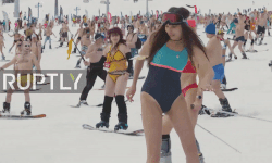 1.700 nam thanh nữ tú mặc đồ bơi trượt tuyết ở Siberia