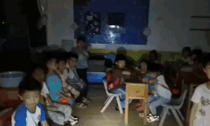Trung Quốc: Nước lũ ngập trường mẫu giáo, học sinh ngồi im trong bóng tối chờ giải cứu
