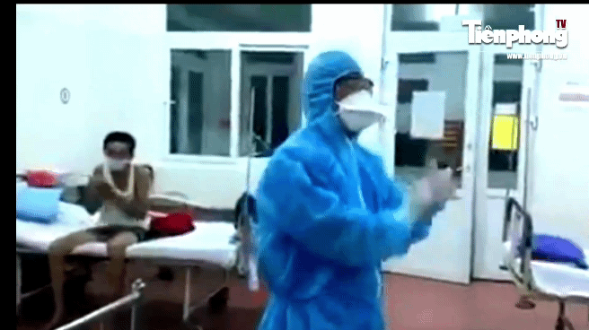 Xúc động video bác sĩ hát cổ vũ tinh thần các bệnh nhân ở bệnh viện Đà Nẵng