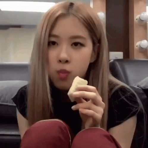Tuyệt chiêu nào giúp Rosé (BLACKPINK) ăn uống thoải mái mà không sợ tăng cân? ảnh 1