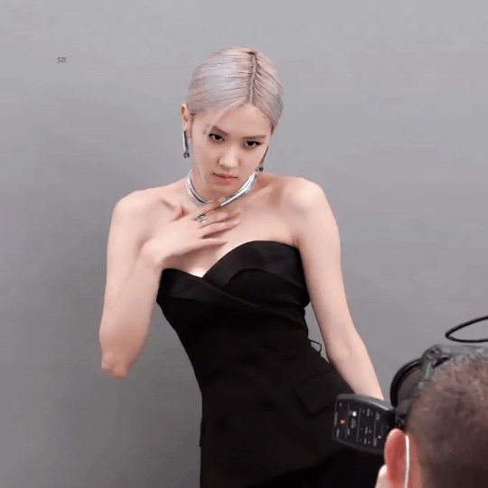 Chụp ảnh với vòng cổ trị giá 20 tỷ cảm giác sẽ ra sao, hỏi Rosé (BLACKPINK) là rõ! ảnh 4