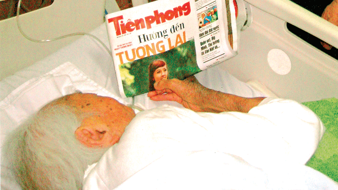 Bức ảnh Đại tướng và báo Tiền Phong