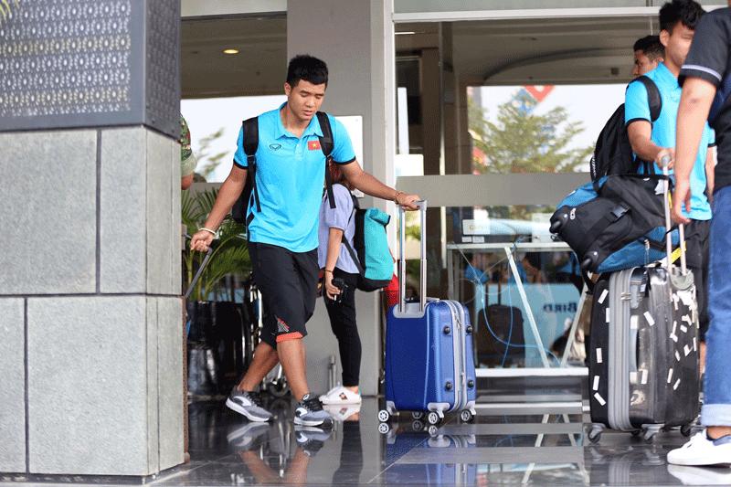 Các cầu thủ Olympic Việt Nam rời khách sạn tại Bakesi vào sáng nay. Ảnh: Vnexpress