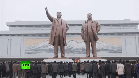 Người dân Triều Tiên cúi chào thành kính trước tượng của cố Chủ tịch Kim Jong-il. Ảnh: RT