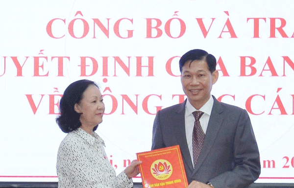 Bà Trương Thị Mai- Trưởng Ban Dân vận Trung ương trao quyết định cho ông Đỗ Văn Phới. Ảnh: TTXVN