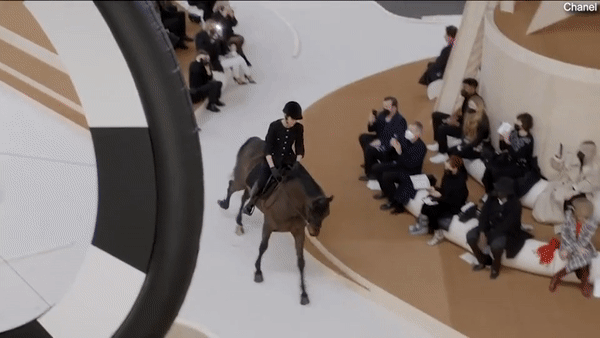 Cháu gái của cố Công nương Grace Kelly cưỡi ngựa trên sàn catwalk của Chanel