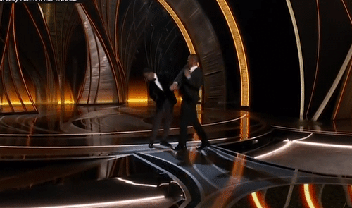 Khoảnh khắc Will Smith cho Chris Rock cú tát ‘trời giáng’ tại Oscar