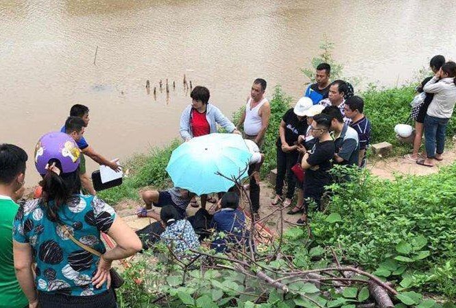 Thực hư nữ y tá nhảy cầu tự tử do nợ nần ở Lạng Sơn Chiều 10/7 sau thời gian tìm kiếm đã vớt được thi thể cô D lên bờ sông Kỳ Cùng .Ảnh: DC