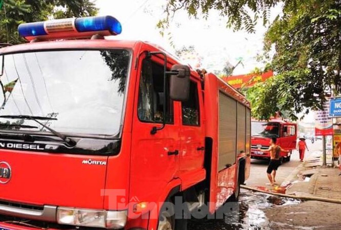 Lạng Sơn: Cháy nhà, ông lão 60 tuổi ngủ trên tầng 3 thoát chết trong gang tấc Lực lượng cứu hỏa nhanh chóng đến hiện trường tham gia dập lửa, cứu người .Ảnh: HK
