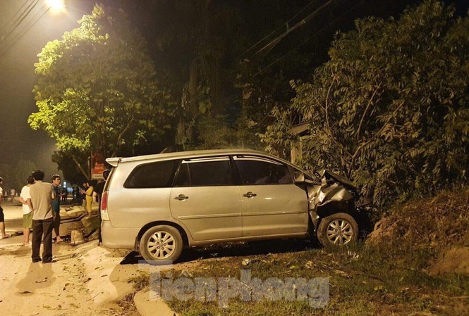 'Quái xế' say rượu, gây tai nạn liên hoàn làm tử vong cháu trai 5 tuổi Hiện trường vụ tai nạn. Chỉ khi xe ô tô Inova đâm vào bờ đất mới dừng xe lại .Ảnh: Duy Chiến