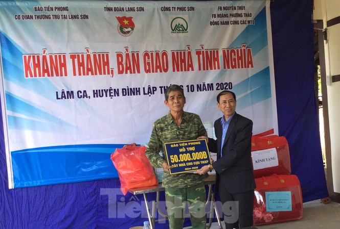 Khánh thành, bàn giao nhà tình nghĩa cho cựu TNXP Lạng Sơn Báo Tiền Phong trao tặng tiền hỗ trợ tiền xây nhà cho ông Lã Văn Bảo .Ảnh: Duy Chiến