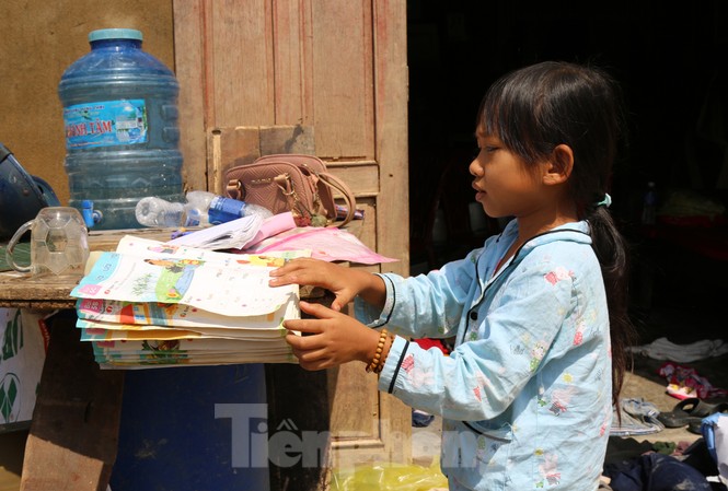 Sách vở bị lũ cuốn trôi, học sinh rốn lũ Quảng Bình khó khăn trước ngày trở lại trường Sách vở bị lũ cuốn trôi, học sinh rốn lũ Quảng Bình khó khăn trước ngày trở lại trường