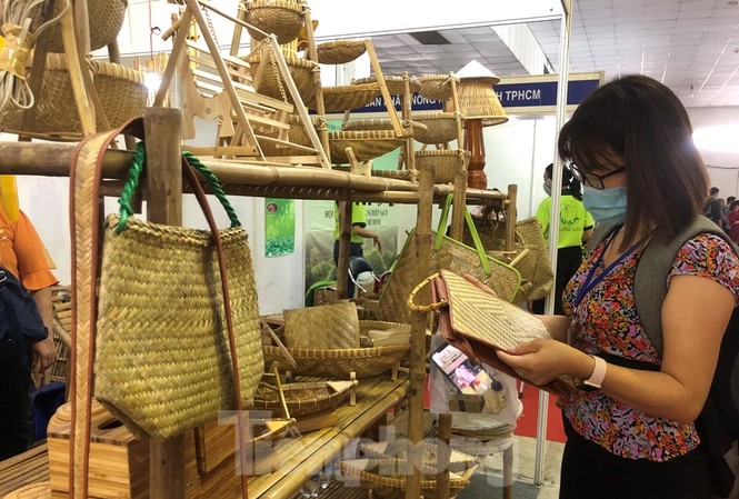 Doanh nghiệp nhỏ tìm cách bán hàng mùa dịch COVID-19 Thủ công mỹ nghệ "biến tấu" sản phẩm để hút khách