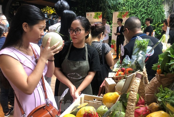 TPHCM: Dân nội trợ ‘tranh nhau’ mua heo rừng hữu cơ gần 400.000 đồng/kg Chợ rau củ quả hữu cơ tuy giá khá "chát" nhưng luôn đắt khách