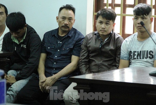 Phượng 'râu' biếu gỗ lậu cho gia đình Chi cục trưởng kiểm lâm Đắk Lắk làm nhà Phan Hữu Phượng (ở giữa) tại phiên xét xử sơ thẩm