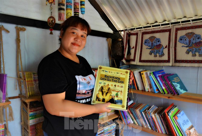 Việc làm đặc biệt ý nghĩa của con gái cố NSND Y Moan ở buôn làng H'Dresden với cuốn sách quý mà Cố NSND Y Moan tặng con gái từ khi cô mới biết đọc