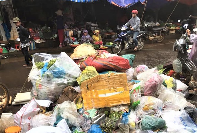 Người dân ngộp thở trong thị trấn ngập rác ở Đắk Lắk Chợ đầy rác