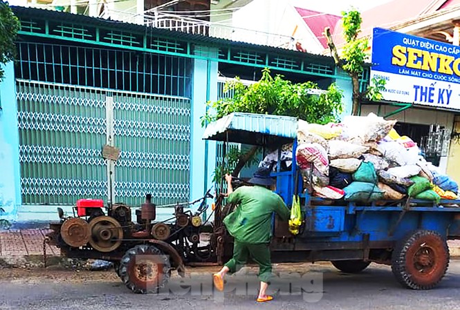 Xe cày hối hả chở rác 'giải cứu' thị trấn cao nguyên Hối hả xúc và chở rác khỏi thị trấn