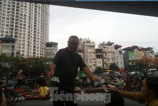 Công an vào cuộc xác minh những khoản thu kỳ lạ ở chợ đầu mối Ngã Tư Sở Công an quận Đống Đa đã chỉ đạo các lực lượng khẩn trương kiểm tra, xử lý nghiêm theo quy định của pháp luật nếu có vi phạm thu tiền bảo kê tại chợ Ngã Tư Sở.