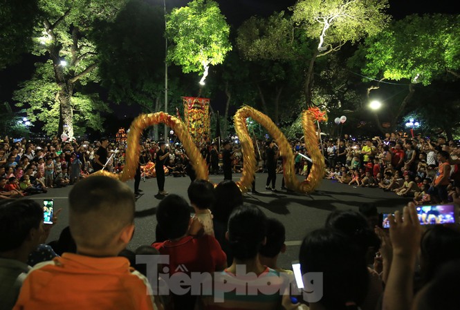Hình ảnh ấn tượng đón Trung thu giữa 'biển người' trên phố đi bộ Hồ Gươm Hình ảnh ấn tượng đón Trung thu giữa 'biển người' trên phố đi bộ Hồ Gươm