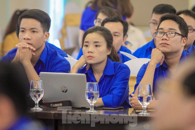 Đảng viên trẻ trăn trở để nói đi đôi với làm Đảng viên trẻ còn nhiều khó khăn trong quá trình thực hiện Di chúc Chủ tịch Hồ Chí Minh gắn với việc rèn luyện tính trách nhiệm, nói đi đôi với làm. Ảnh: Duy Phạm