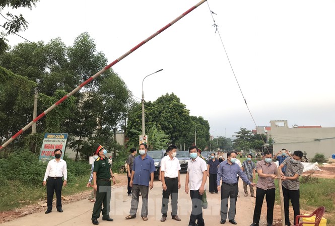 Người dân trong ổ dịch COVID – 19 ở Bắc Giang 'vỡ òa' khi dỡ phong tỏa Cơ quan chức năng dỡ các điểm chốt phong tỏa ở xã Yên Định