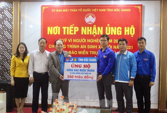 Tỉnh Đoàn Bắc Giang tiếp nhận 350 triệu đồng ủng hộ miền Trung Tỉnh Đoàn, Hội LHTN tỉnh Bắc Giang trao tiền ủng hộ cho Ủy ban MTTQ tỉnh Bắc Giang
