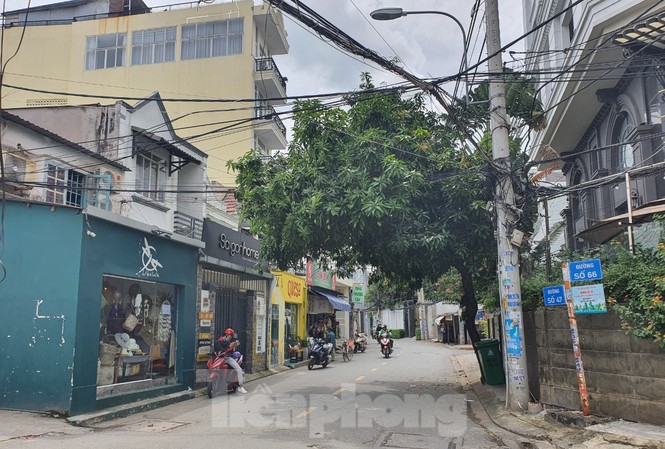 TPHCM xét nghiệm 38 người tiếp xúc gần với người nghi mắc COVID-19 Khu vực có người tự cách ly tại nhà do tiếp xúc gần với người nghi mắc COVID-19.