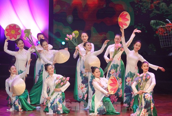 ‘Bóng hồng’ Quân đội thi tài Tuyên truyền viên giỏi Ảnh: Nguyễn Minh