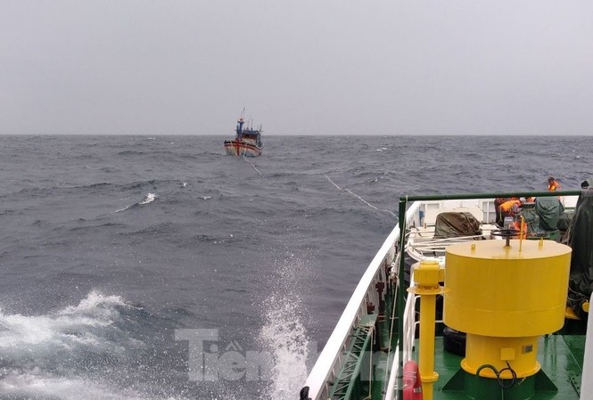 Thêm 2 tàu kiểm ngư chi viện tìm kiếm 26 ngư dân mất tích ở vùng biển Khánh Hoà Tàu KN 467 đang lai kéo tàu cá BĐ 98658 TS vào bờ trong sáng 29/10
