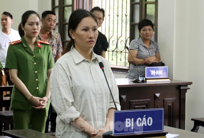 ‘Nữ quái’ lừa đảo lừa đảo hơn 239 tỷ đồng bị tuyên phạt 17 năm tù Tòa án nhân dân tỉnh Lào Cai đã tuyên phạt Lê Thị Huệ 17 năm tù giam.