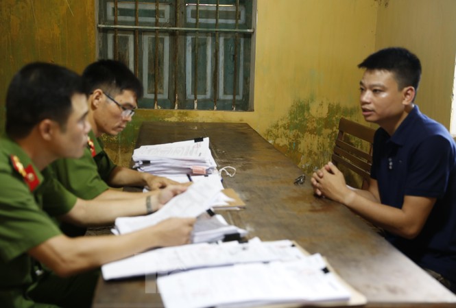 Khởi tố nhân viên ngân hàng lừa khách hàng, chiếm đoạt 16 tỷ đồng Doãn Thanh Bình khai nhận hành vi chiếm đoạt tài sản của khác hàng - Ảnh: Hoàng Long
