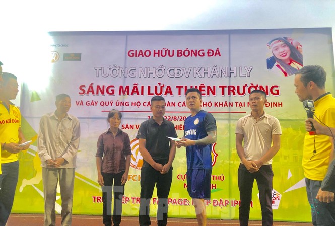 Người hâm mộ bóng đá Thành Nam góp quỹ sửa nhà cho bố mẹ của nữ CĐV tử nạn Người hâm mộ bóng đá Thành Nam góp quỹ sửa nhà cho bố mẹ của nữ CĐV tử nạn