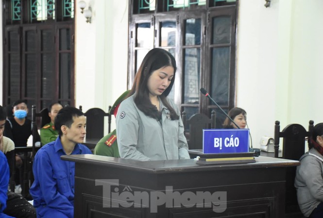 Thuê côn đồ đánh thuộc cấp cũ của chồng, vợ nguyên chủ tịch phường lĩnh 12 tháng tù Hoàng Thị Ánh Nguyệt bị xử 12 tháng tù vì thuê côn đồ đánh thuộc cấp cũ của chồng - Ảnh: Hoàng Long