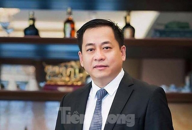 Vũ 'nhôm' từng bị bắt và trục xuất khỏi Singapore Tòa chấp nhận cho người đại diện của Vũ 'nhôm' tham gia phiên tòa dù người này chưa nhận được giấy ủy quyền của Vũ.
