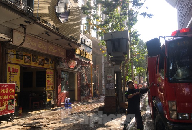 Cháy lớn tại quán ‘Bún đậu mơ’ trên phố Hoàng Cầu Hiện trường vụ cháy.