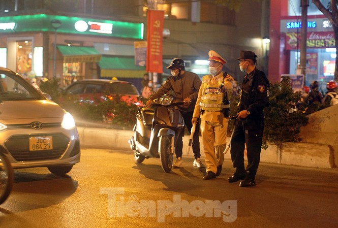 Vi phạm nồng độ cồn ở mức 'khủng', người đàn ông ngậm ngùi... bắt taxi về Tổ công tác Y13/141 làm nhiệm vụ tối 21/1.