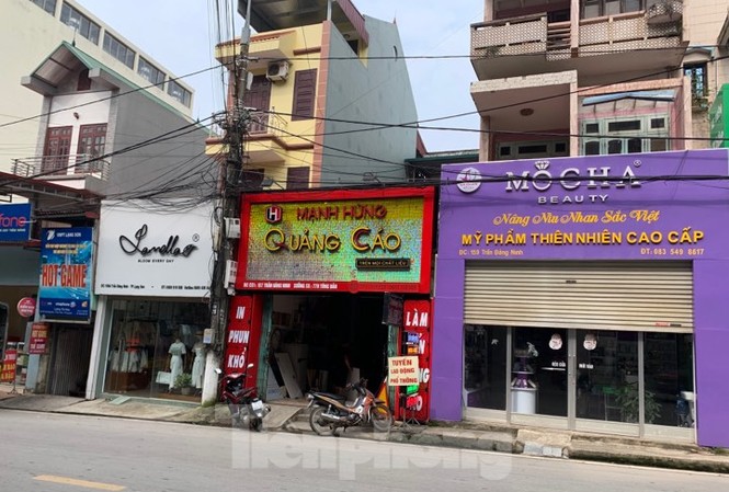 Phát hiện thi thể người đàn ông ngoại quốc trong tư thế treo cổ tại phòng trọ Căn hộ số 157 phố Trần Đăng Ninh (giữa) ở trọ trong những ngày ở thành phố Lạng Sơn .Ảnh: Duy Chiến