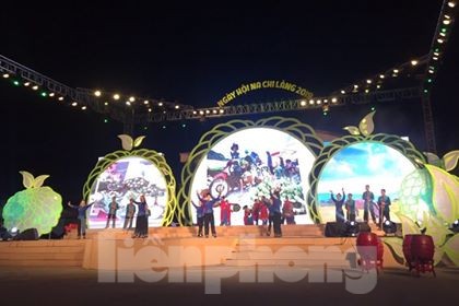 Khai mạc ‘Ngày hội na’ lớn nhất miền Bắc Màn hát múa chào mừng Khai hội .Ảnh: Duy Chiến