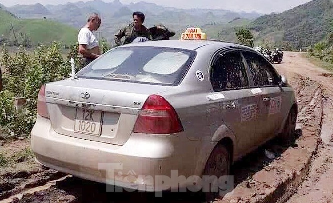 Tìm thấy thi thể tài xế taxi bị 3 đối tượng nước ngoài sát hại Chiếc xe taxi được tìm thấy ở đoạn đường vắng, sình lầy. Ảnh: TL