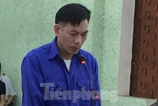 Đâm chết nữ cán bộ pháp y vì không đòi được tiền Bị cáo Thuận ra tòa, lĩnh án chung thân .Ảnh CB