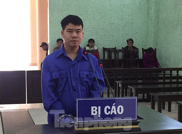 Chém gục người hàng xóm vì nghi quan hệ bất chính với vợ mình Bị cáo Núi ra tòa lĩnh án .Ảnh: T. Duyên
